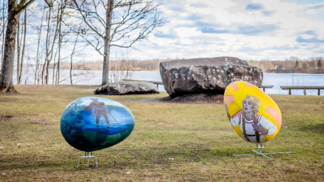 Dekoratīvas lielas Lieldienu olas Lielvādē pie A. Pumpura muzeja. Uz vienas olas attēlots Lāčplēsis, uz otras - Laimdota.