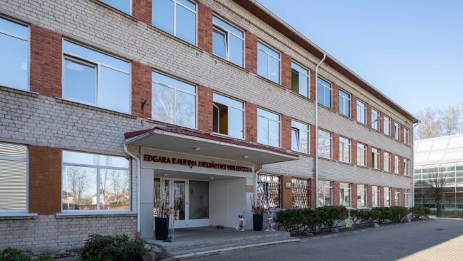 Lielvārdes E.Kauliņa vidusskolas fasāde ar ieejas durvīm 2026. gada martā