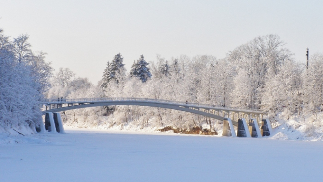 Gājēju tilts pār Ogres upi iemirdzēsies kaimiņvalstu karoga krāsās