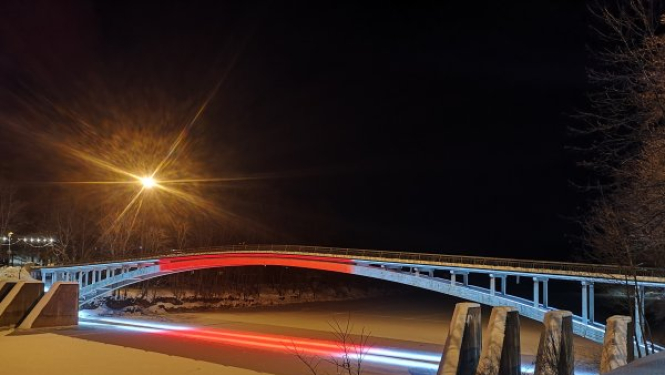 Gājēju tilts iemirdzas Baltkrievijas karoga krāsās