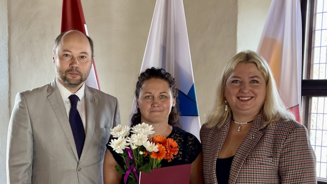 Sociālā darbiniece Marika Stepāne saņem Valsts probācijas dienesta atzinības rakstu