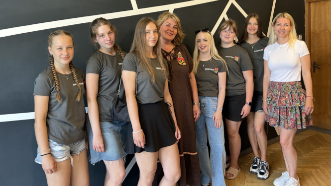 Jaunieši Madlienas jauniešu telpas atklāšanā