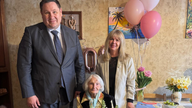 Maigai Placēnai - Ogres novada iedzīvotājai - 100. Attēlā arī Egils Helmanis un Sarmīte Ozoliņa