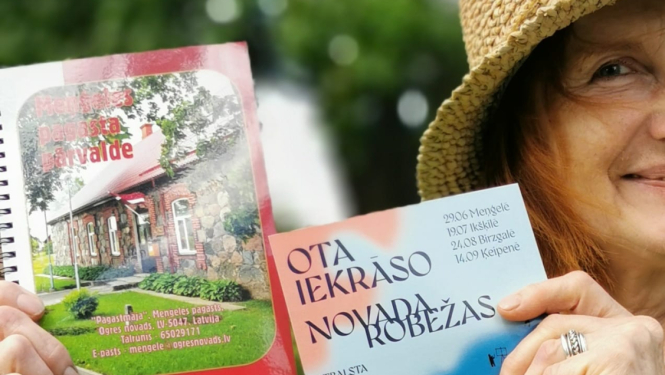 Ogres novada pašvaldības radošo projektu konkursa R.A.D.I. projekta  “Ota izkrāso novada robežas” īstenošana - mākslas plenērs Meņģelē. Attēlā dāma ar salmu cepuri, kas rokās tur bukletus.