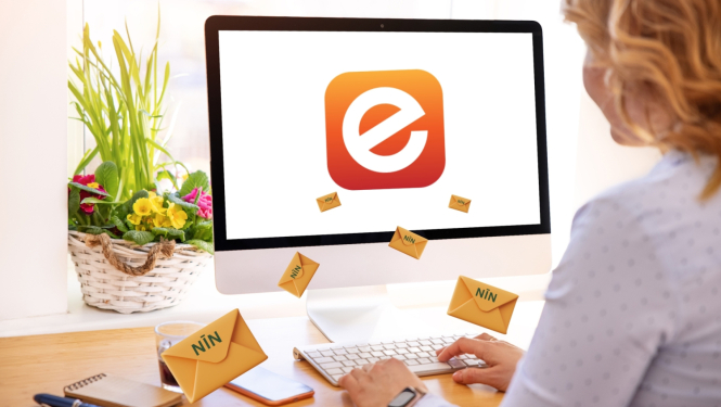 Attēlā ekrāns ar e-adreses simbolu - burtu e, pie ekrāna sēž sieviete, kas drukā uz klaviatūras. Apkārt lido aploksnes ar saīsinājumu NĪN (nekustamā īpašuma nodoklis). Uz palodzes aiz ekrāna groziņš ar pavasara ziediem.