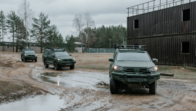 Trīs patrulēšanas automašīnas uz dubļaina ceļa