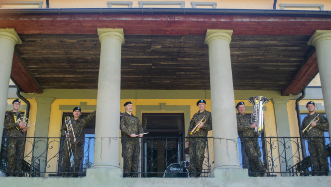 Nacionālo bruņoto spēku muzikālā dāvana priecē bērnus
