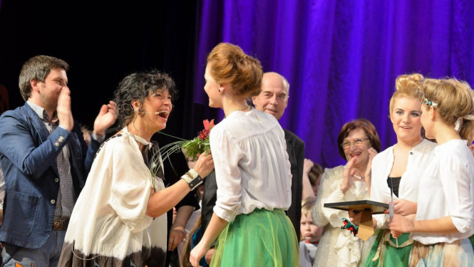 Solisti un popgrupas aicinātas piedalīties konkursā “Nāc sadziedāt”