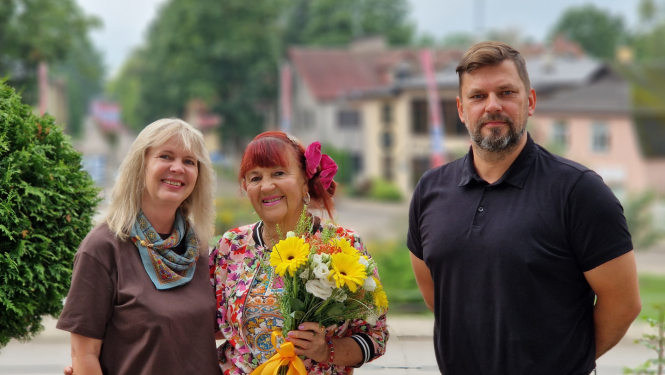 Nadeždas Visockas meita kopā ar pašvaldības pārstāvjiem