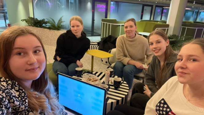 No cepuma līdz risinājumam Ogres skolniece cīnās pret plastmasas piesārņojumu, radot ēdamu vāciņu