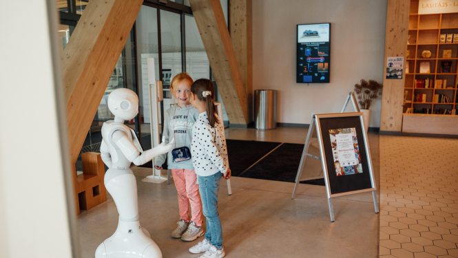 Bērni sarunājas ar robotiņu Ogres Centrālajā bibliotēkā
