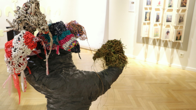 Ogres Mākslas skolā izstāde par tautastērpu stāstiem