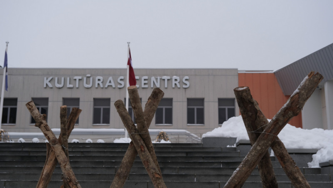 Pie Ogres novada Kultūras centra barikāžu 30 gadiem veltīta instalācija