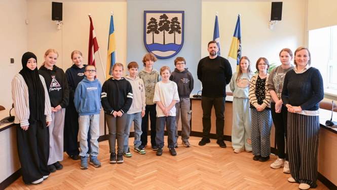 Ogres novada pašvaldībā viesojās un ar domes priekšsēdētāju Andri Krauju tikās Tīnūžu sākumskolas 5. klases skolēni un sociālo zinību skolotāja Ilze Baltruka