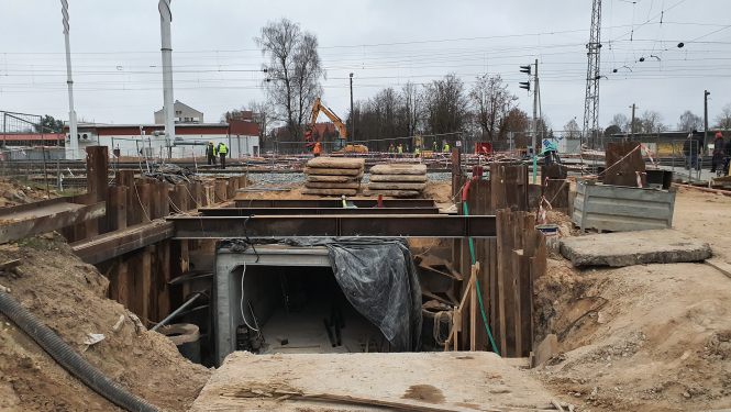 Intensīvi noris gājēju tuneļa būvniecības darbi