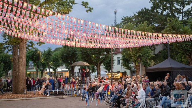 Ogres novada un pilsētas svētki. Skats ar karodziņiem un lampiņām, kā arī skatītājiem 22. augusta vakara koncertā. 