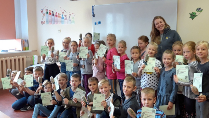 Ogres sākumskolas skolēni apgūst meža zinības Zilajos kalnos