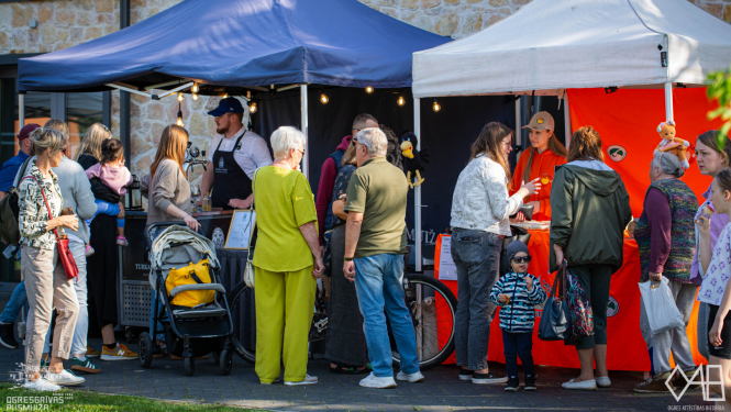 Ogresgrīvas pusmuižas pagalma tirdziņā apmeklētāji pie vietējo ražotāju stendiem
