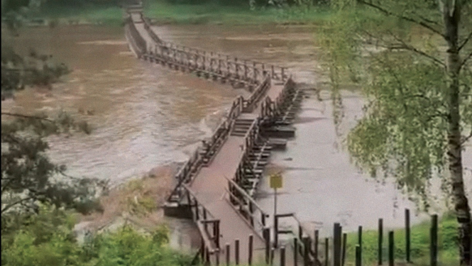 Lietavu dēļ pārrauts pontonu tilts pār Ogres upi