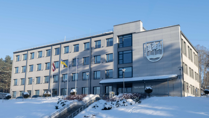 Ogres novada pašvaldības ēka ziemā, saules apspīdēta