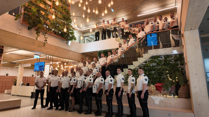 Pašvaldības policijas kolektīvs uz Ogres Centrālās bibliotēkas kāpnēm Policijas darbinieku dienā 5. decembrī