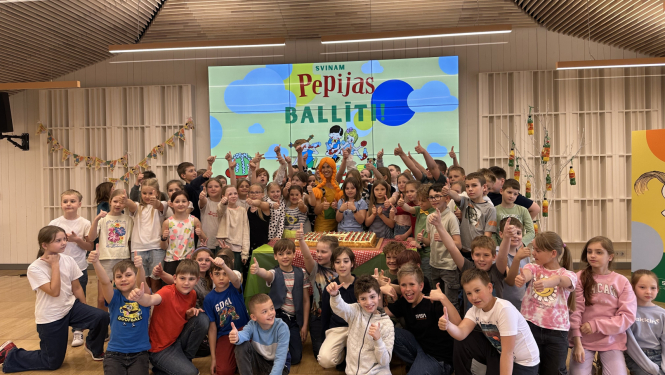 Ogres Centrālajā bibliotēkā krāšņi nosvinēta Pepijas Garzeķes 80 gadu jubileja