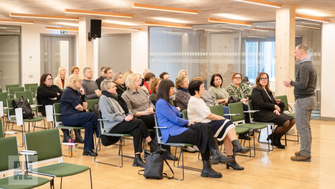 Š.g. 20. un 21. februārī Ogrē viesojās 19 Lietuvas Republikas Pluņģes pašvaldības izglītības iestāžu vadītāji. Ogri apmeklēja sekojošu Pluņģes pašvaldības izglītības iestāžu pārstāvji: Saulės gimnazija, Jucio vidusskola, "Ryto" pamatskola, Senamiesčio mokykla (pamatskola), Lauku zemaišu kadetu ģimnāzija, Liepijų lauku skola, Pluņģes pilsētas "Babrungo" vidusskola.  20. februārī skolu pārstāvji  viesojās Ogres Valsts ģimnāzijā, kur notika skolas apskate, fizikas, ķīmijas un vides zinību stundu vērošana, saru