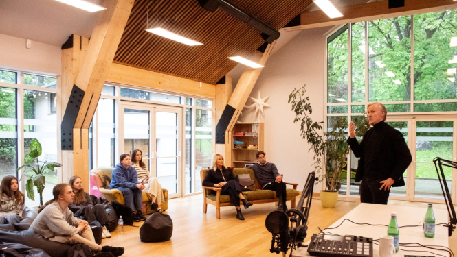 Iedvesmojoša tikšanās jauniešiem Ogrē – podkāsta “Ceļa Stāsti” aizkadra saruna ar Rihardu Kolu 