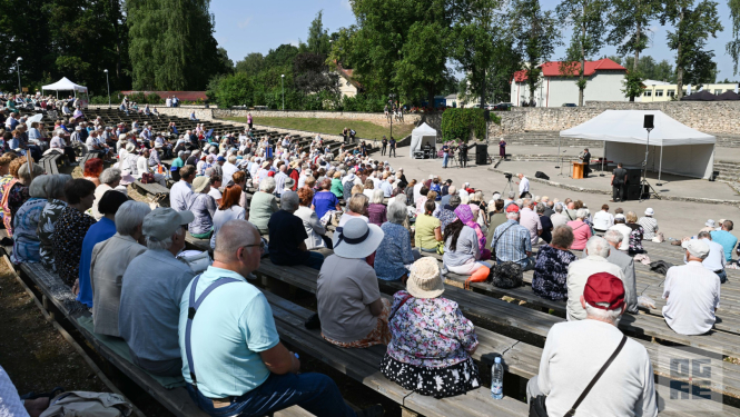 Salidojuma dalībnieku kopskats Ikšķiles brīvdabas estrādē
