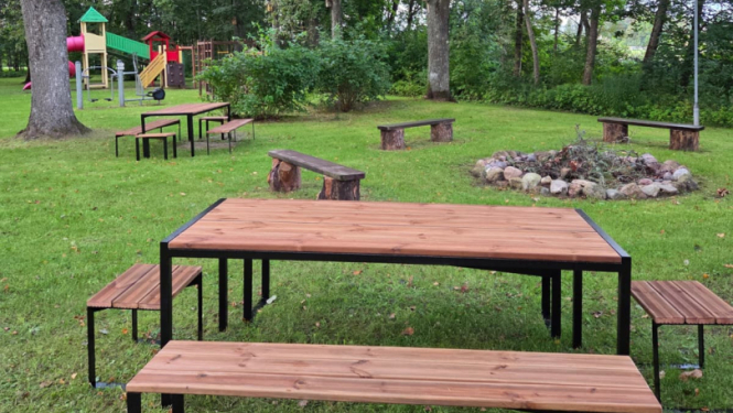 Tomes parkā jauns labiekārtojums – galdi un soli apmeklētājiem