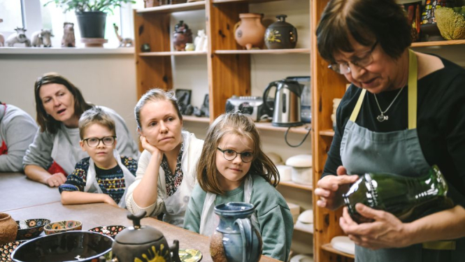 Pasākuma "Satiec savu  meistaru" laikā bērni un pieaugušie viesojas podnieku darbnīcā.