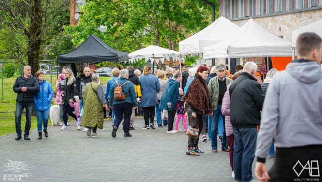 Tirdziņš, danči un kopā būšanas prieks – pavasara vakars Ogresgrīvas pusmuižas pagalmā