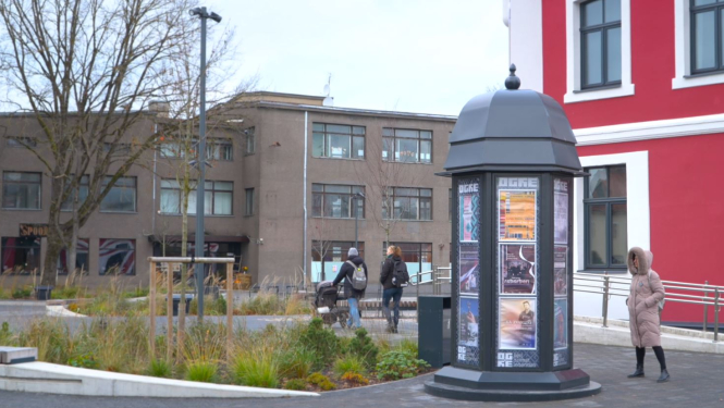 Reklāmas stabs Ogrē Neatkarības laukumā