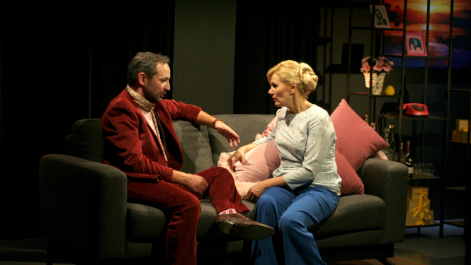 Pieejamas biļetes uz Ogres teātra izrādi “Rītdiena ir tālu”