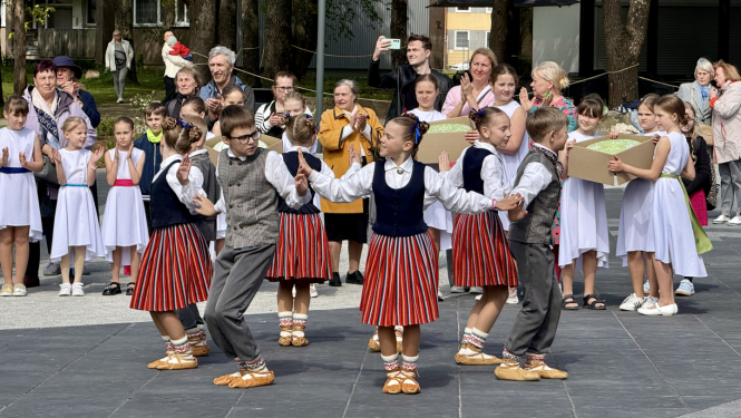 visi kolektīvi, kuri gatavojas Svētkiem, radoši iesaistās kopīgā aktivitātē “Savīšanās ceļš”, apgleznojot un radot savu unikālo identitāti uz pērlēm, kas svētku laikā pārtaps vides objektā “Vijums”, ko varēs apskatī Vērmanes dārzā