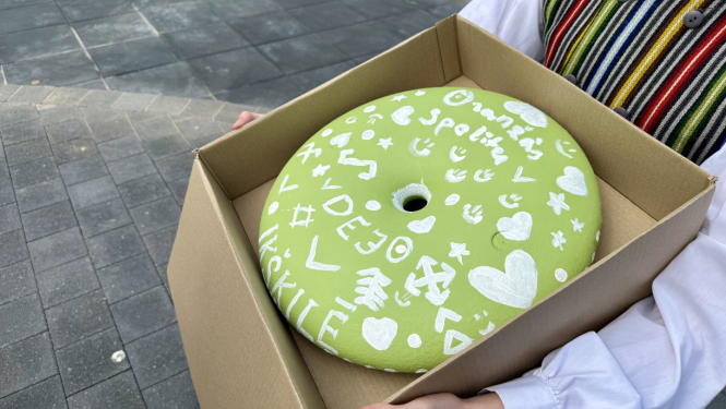 visi kolektīvi, kuri gatavojas Svētkiem, radoši iesaistās kopīgā aktivitātē “Savīšanās ceļš”, apgleznojot un radot savu unikālo identitāti uz pērlēm, kas svētku laikā pārtaps vides objektā “Vijums”, ko varēs apskatī Vērmanes dārzā