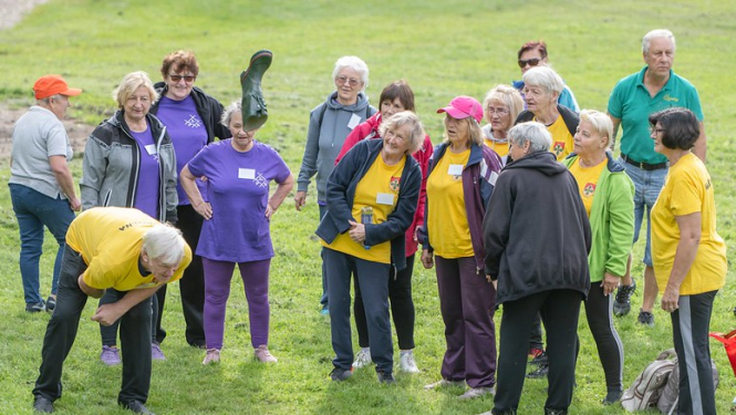 28. augustā aizvadītas Ikšķiles un Tīnūžu senioru biedrības “Saulgrieži” organizētās starppagastu senioru sporta spēles. Attēlā zābaka mešanas sacensības