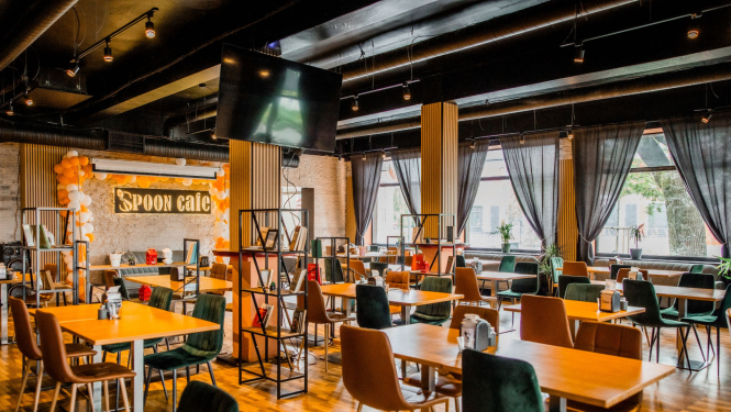 10 % atlaide ēdieniem un bezalkoholiskajiem dzērieniem kafejnīcā Spoon Cafe Ogrē. Attēlā ēdināšanas zāle