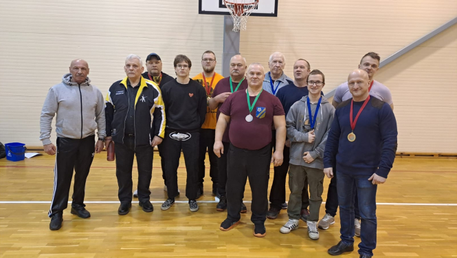 Sporta kluba Rembate pārstāvji saņem godalgotas vietas Latvijas čempionāta spiešanā guļus posmā
