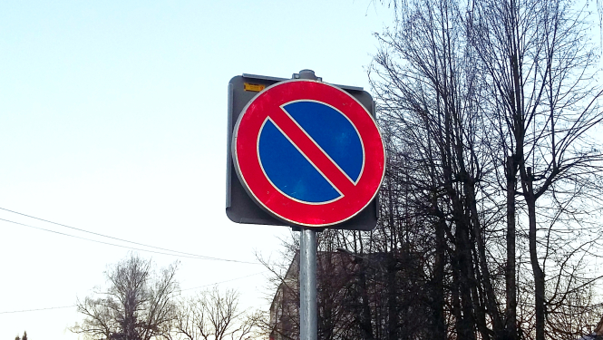 Pirms novietot savu auto, jāpārliecinās, ko vēsta ceļa zīme!