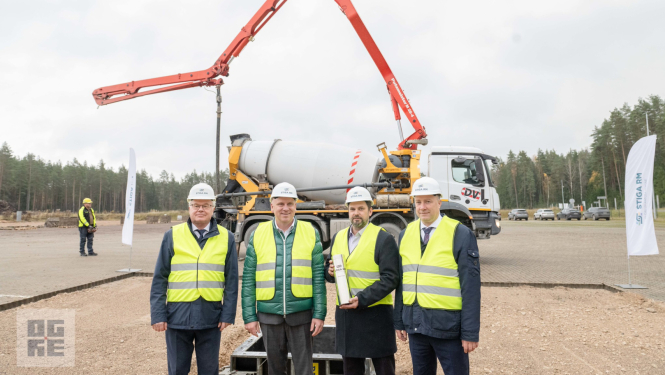Tīnūžu pagasta “Norupēs” notika svinīga laika kapsulas iemūrēšanas ceremonija jaunai ražotnei. Attēlā A. Krauja ar ministrijas un uzņēmuma pārstāvjiem