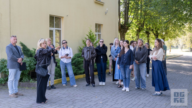LBTU studenti izstrādās Lēdmanes ūdenstorņa attīstības idejas. Attēlā studentu grupa Lēdmanē