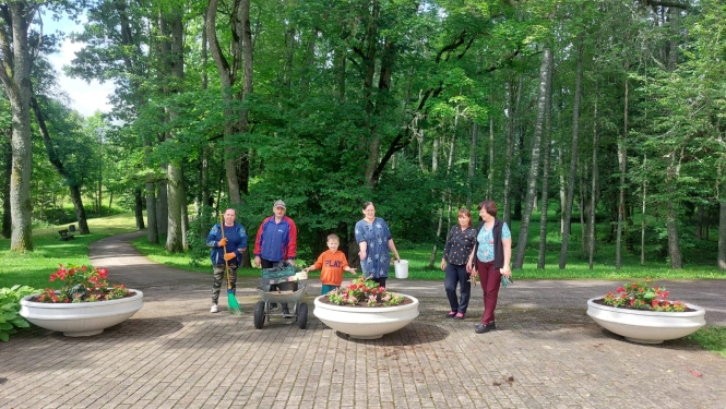 Taurupes skolas nereģistrētā iedzīvotāju  grupa “Ejam dabā” pašvaldības projektu konkursa “Veidojam vidi ap mums Ogres novadā” ietvaros šovasar realizēja projektu “Zaļie pirkstiņi” un sakārtoja skolas pagalma teritoriju, izvietojot tajā  dekoratīvus puķu podus.