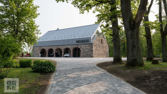 Atjaunotā Taurupes muižas klēts – sabiedriska ēka ar kultūrvēsturisku nozīmi. 