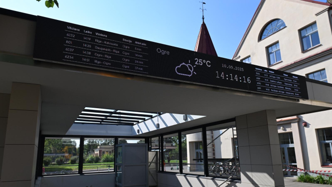 Gājēju tuneļa ieeja ar digitālo tablo augšpusē