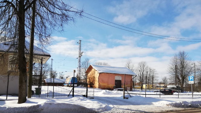 Pašvaldība plāno pārņemt savā īpašumā auto stāvlaukumu Upes prospektā