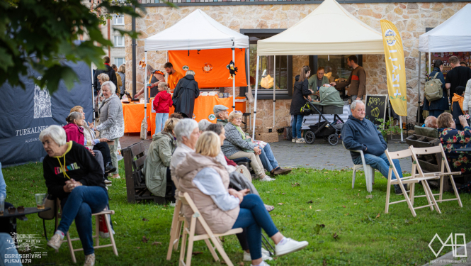 Tirdziņš atjaunotajā Upesgrīvas pusmuižā