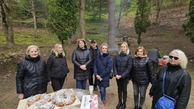 Valsts probācijas dienesta Ogres nodaļa stāda ceriņus Špakovska parkā Ogrē