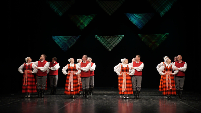 Vidējās paaudzes deju kolektīvs "Lāčplēsis" deju skatē 2025. gada 27. aprīlī