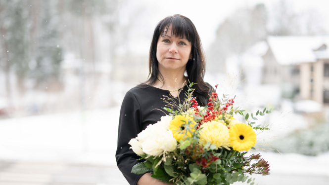 Vita Kalniņa uz sniegotās Ogres pilsētas fona